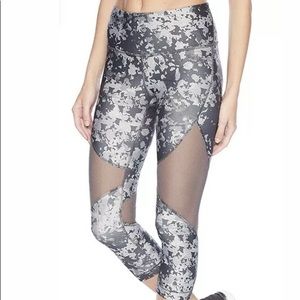 Under Armour Womens HeatGear Armour Mesh Print Capri Under Armour Apparel 1332512 Under Armour Womens HeatGear Armour Mesh Print Capri Under Armour Apparel 1332512